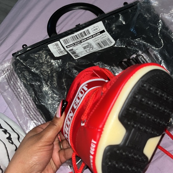 Selling my baby moon boots ordered them she can’t fit them BRAND NEW - Picture 2 of 5